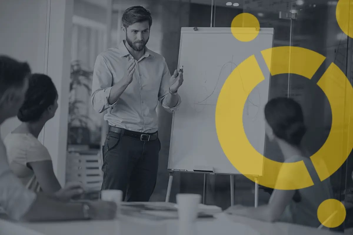 Atelier de cadrage d'un projet CRM : un consultant présente au tableau devant l'équipe projet